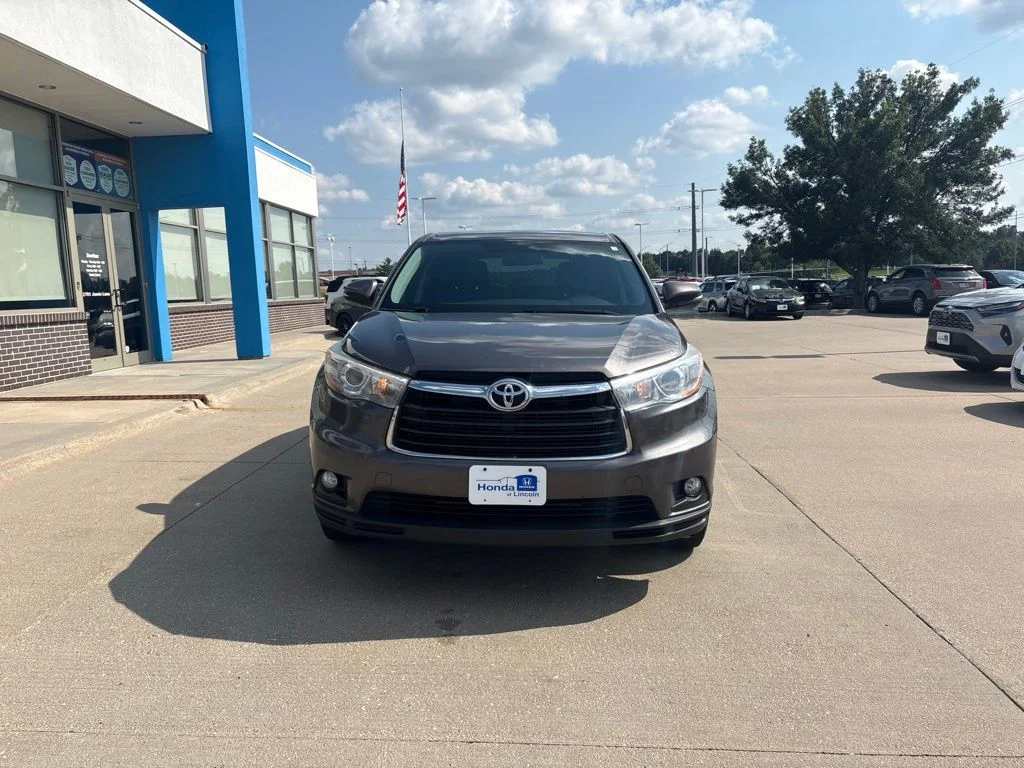 Used 2016 Gray Toyota LE V6 image 2
