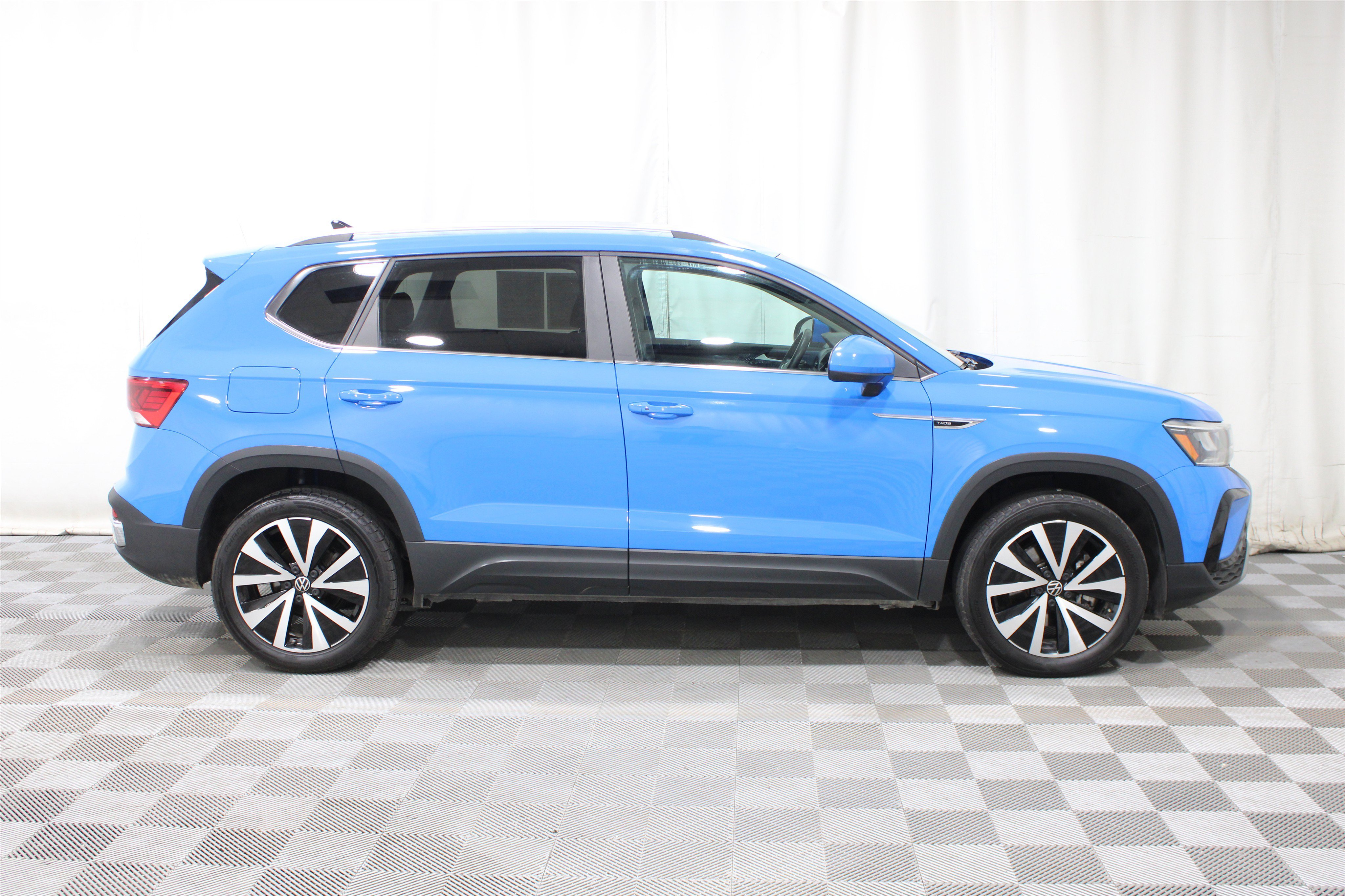 Used 2022 Blue Volkswagen SE image 27