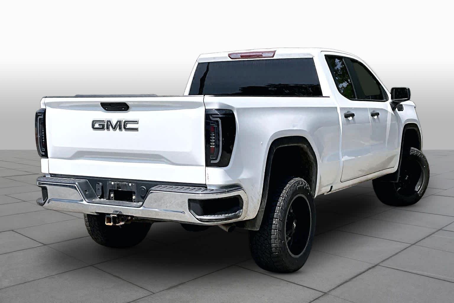 Used 2021 Summit White GMC  image 12