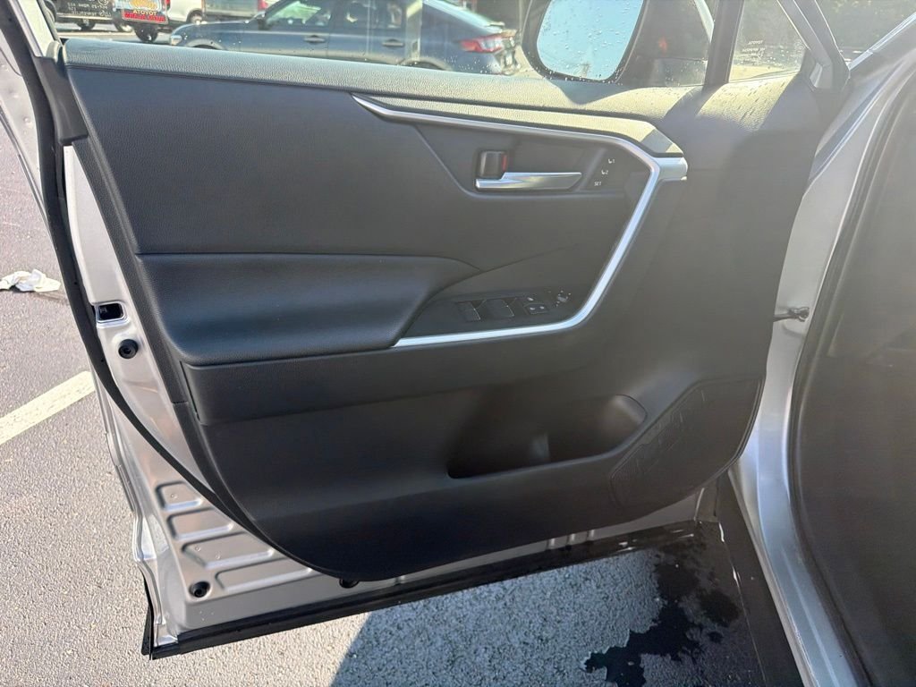 Used 2019 Silver Sky Metallic Toyota XLE Premium image 18