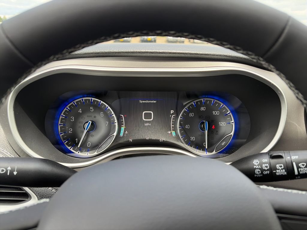 2027 Chrysler Pacifica Limited's photo