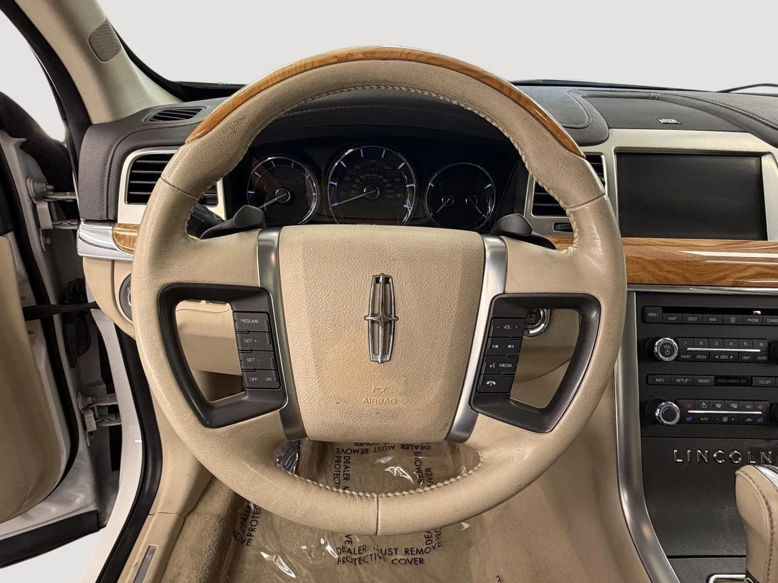 Used 2011 White Platinum Metallic Tri-Coat Lincoln Base image 11