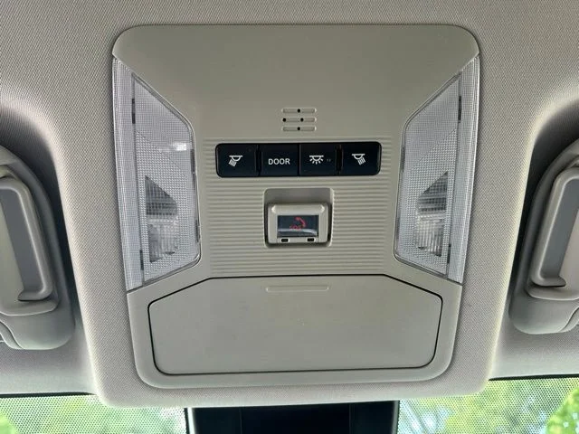 Used 2020  Toyota XLE image 59