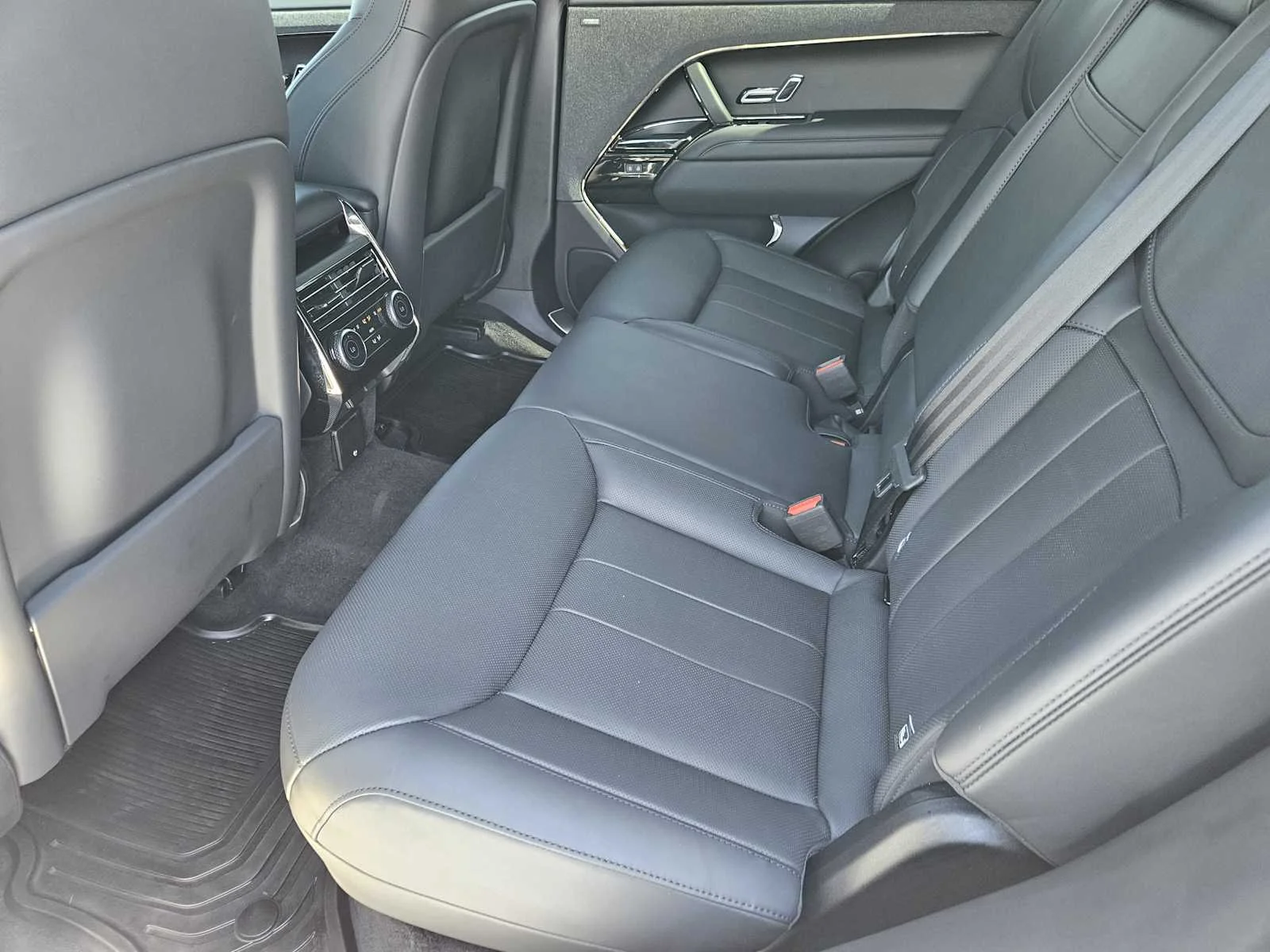 Certified Used 2024 Fuji White Land Rover Dynamic SE image 26