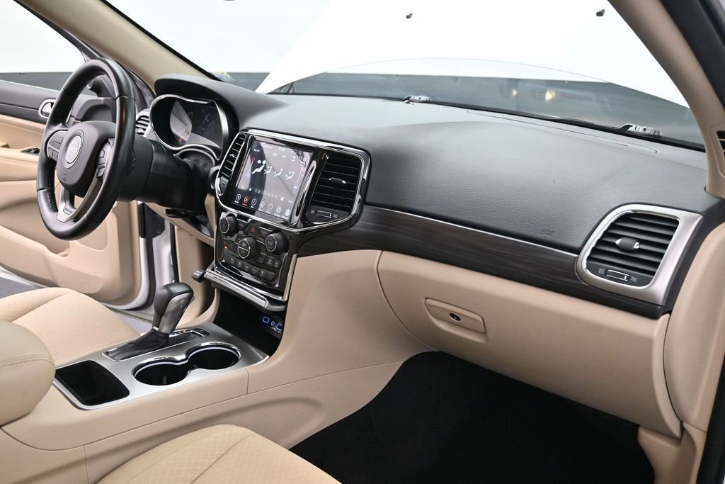 Used 2022 White Jeep Laredo E image 28