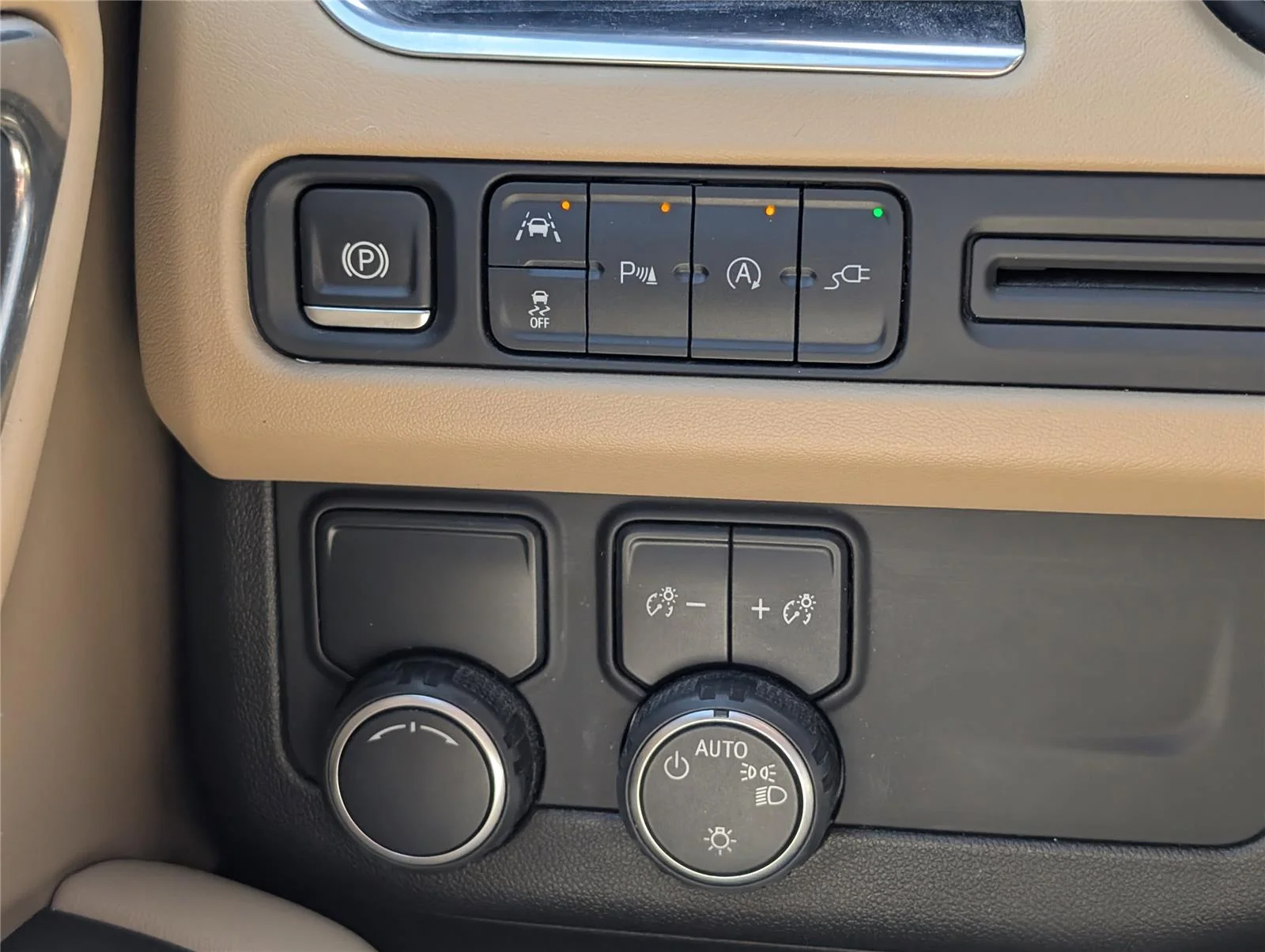 Used 2021 Iridescent Pearl Tricoat Chevrolet Premier image 25