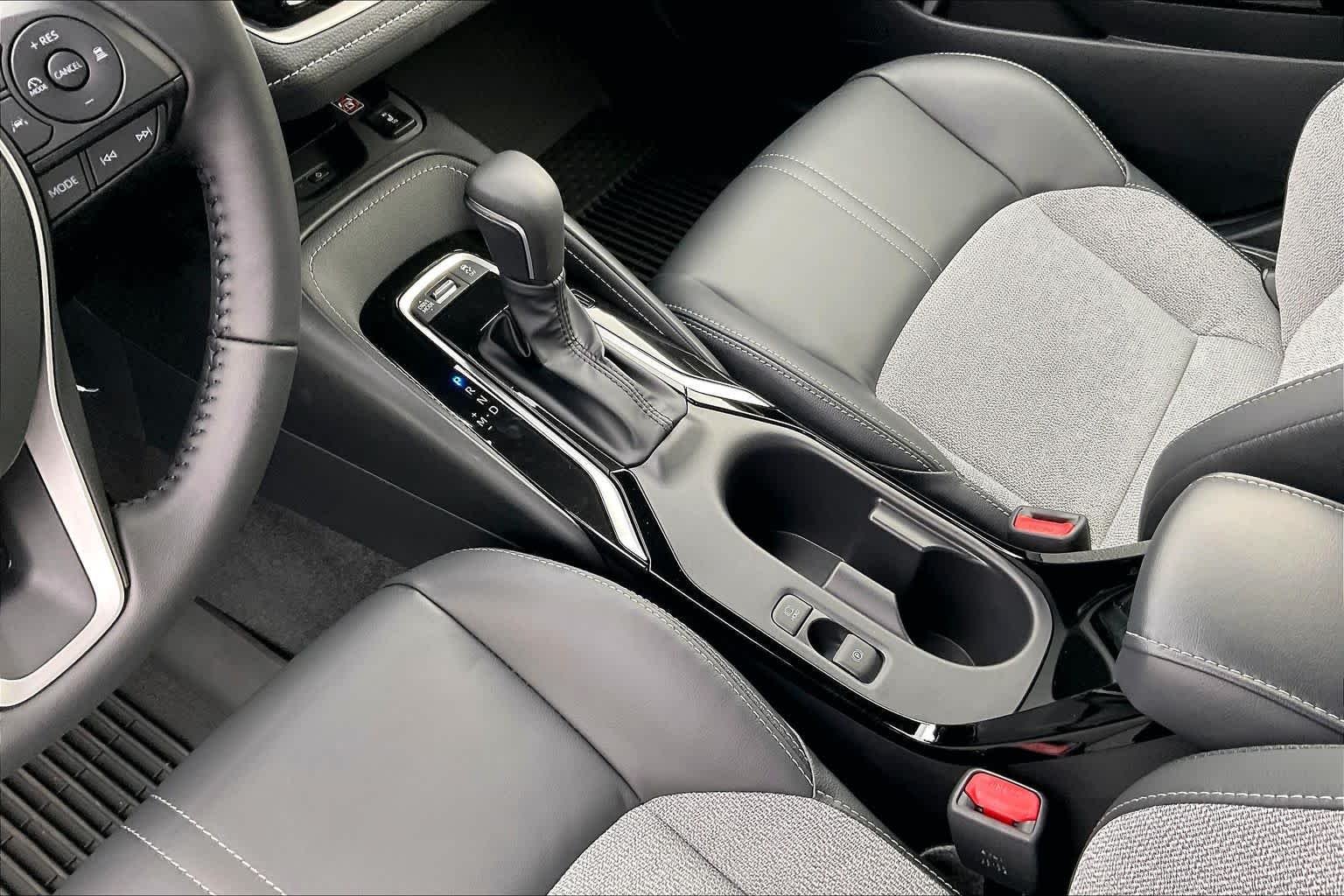 New 2026 Wind Chill Pearl/Midnight Black Metallic Toyota XSE image 7