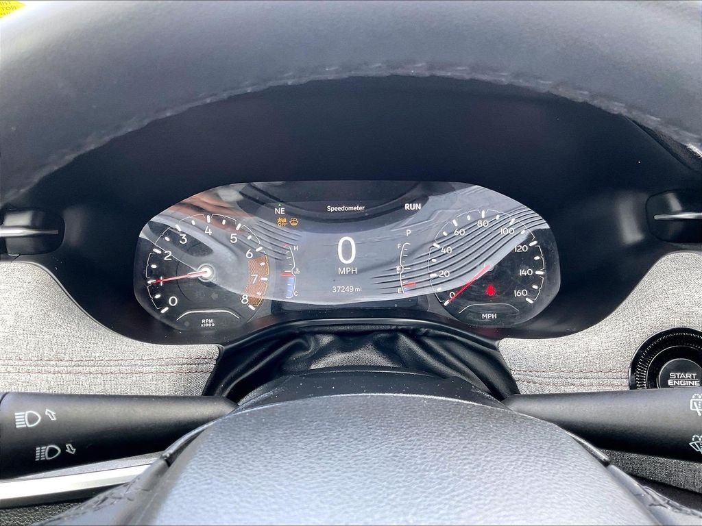 Used 2023 Silver Jeep Latitude Lux image 24