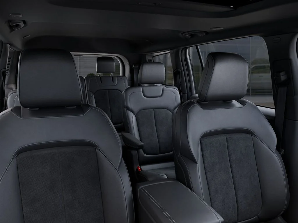 New 2025 Bright White Clear-Coat Exterior Paint Jeep Altitude X image 27