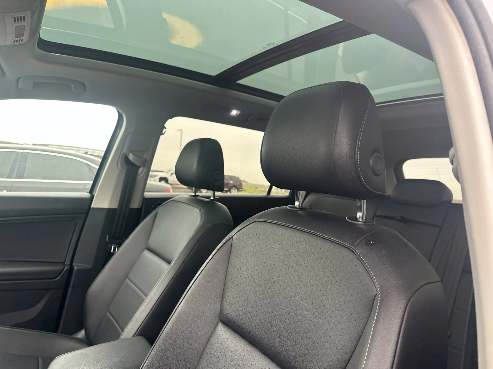 Used 2018 Gray Volkswagen 2.0T SEL image 5