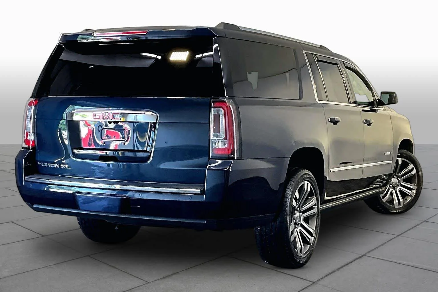 Used 2020 Dark Sapphire Blue Metallic GMC Denali image 13