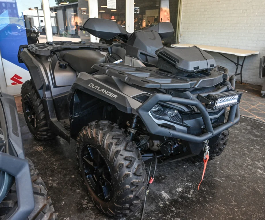 Used 2024 PLATINUM_SATIN Can-Am 850 image 1
