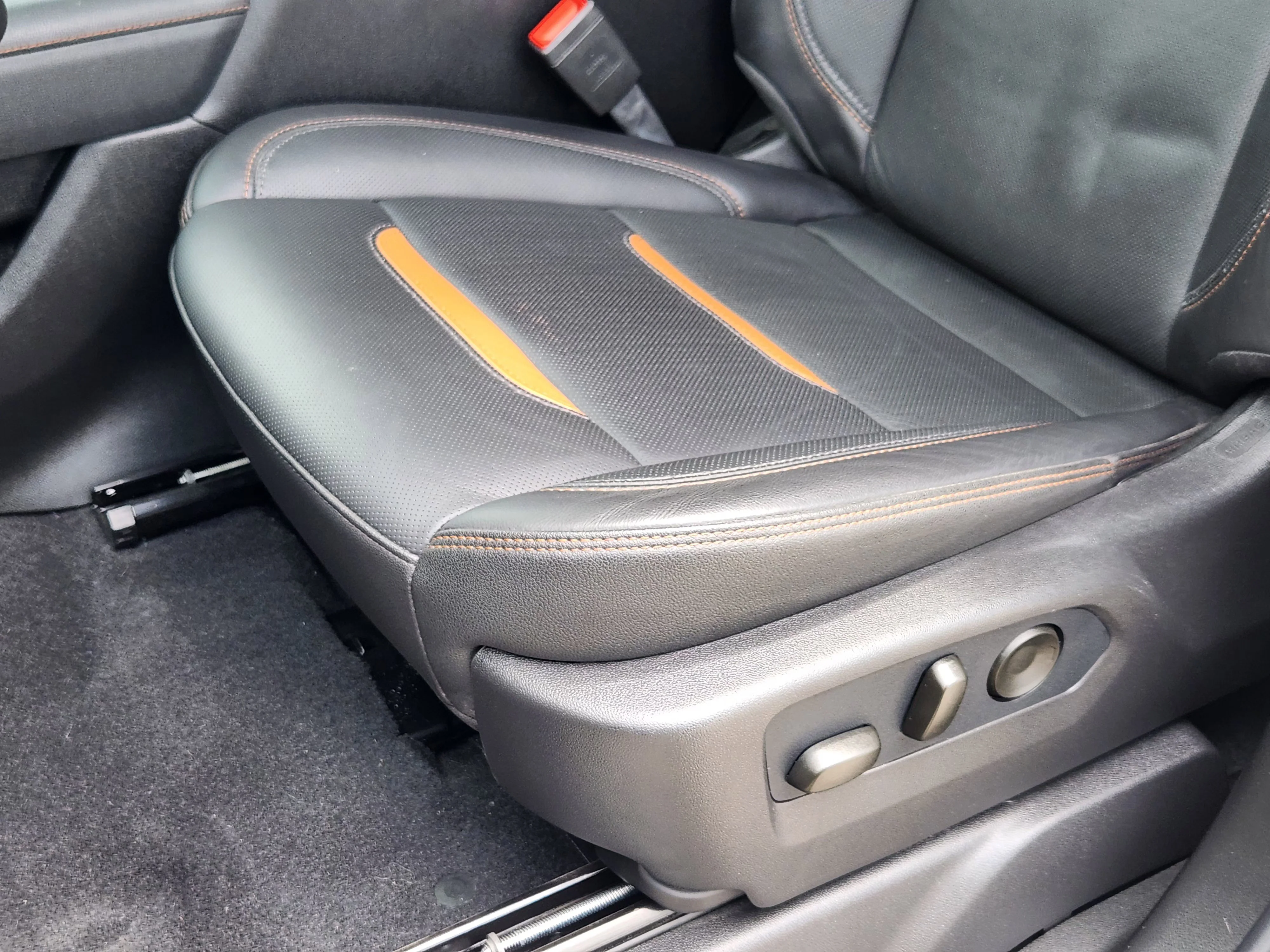 Used 2026 Titanium Rush Metallic GMC AT4 image 25
