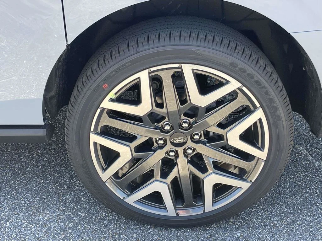New 2026 Glacier Gray Metallic Tri-Coat Ford Platinum image 9