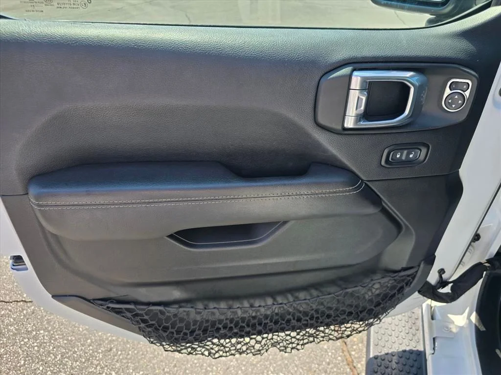 Used 2021 White Jeep Unlimited Sahara image 9