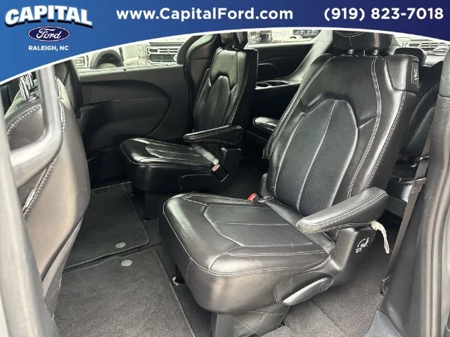 Used 2025 White Chrysler Select image 17