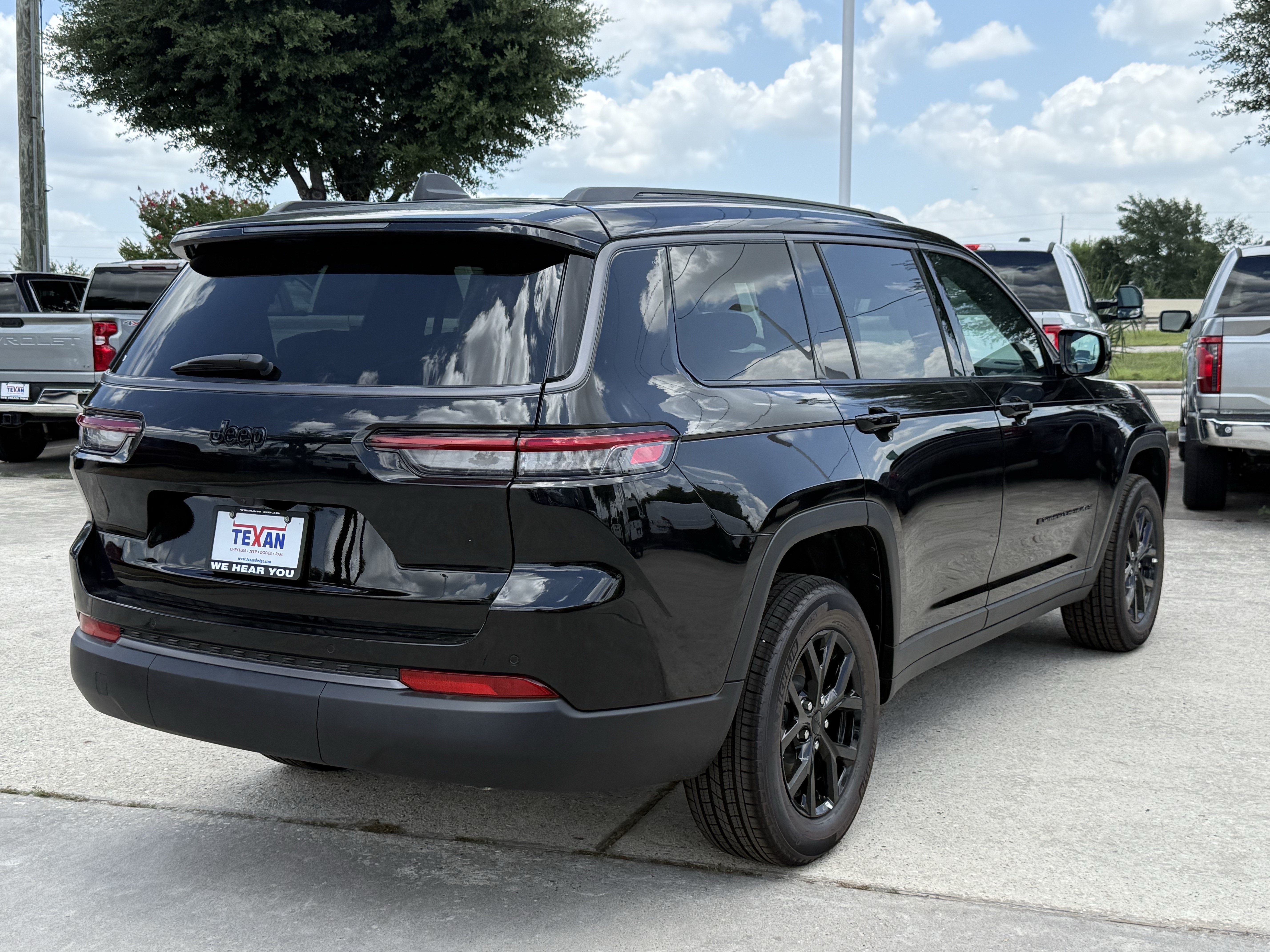 New 2026 Diamond Black Crystal Pearlcoat Jeep Laredo Altitude image 4