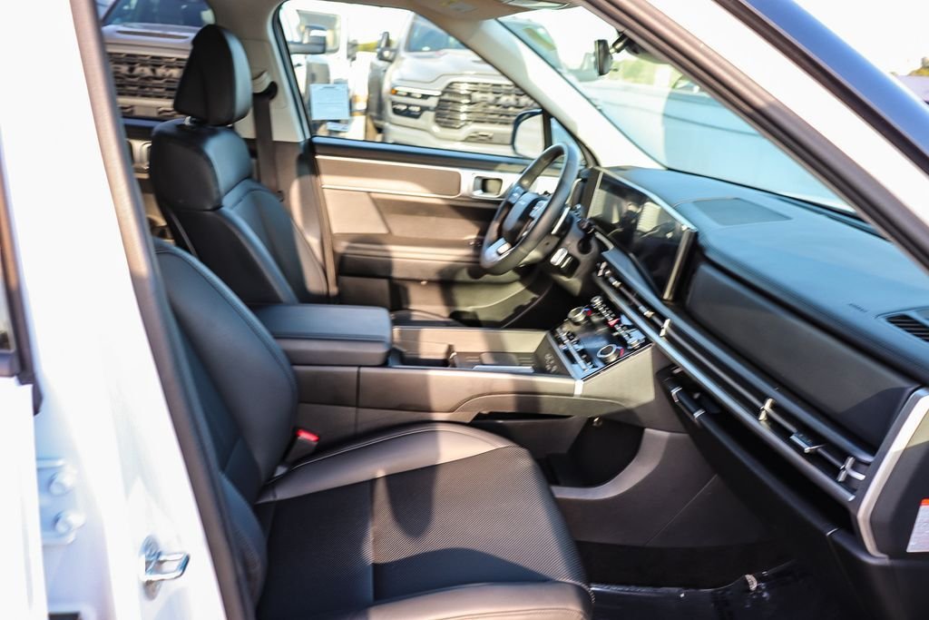 Used 2025 White Hyundai SEL image 18