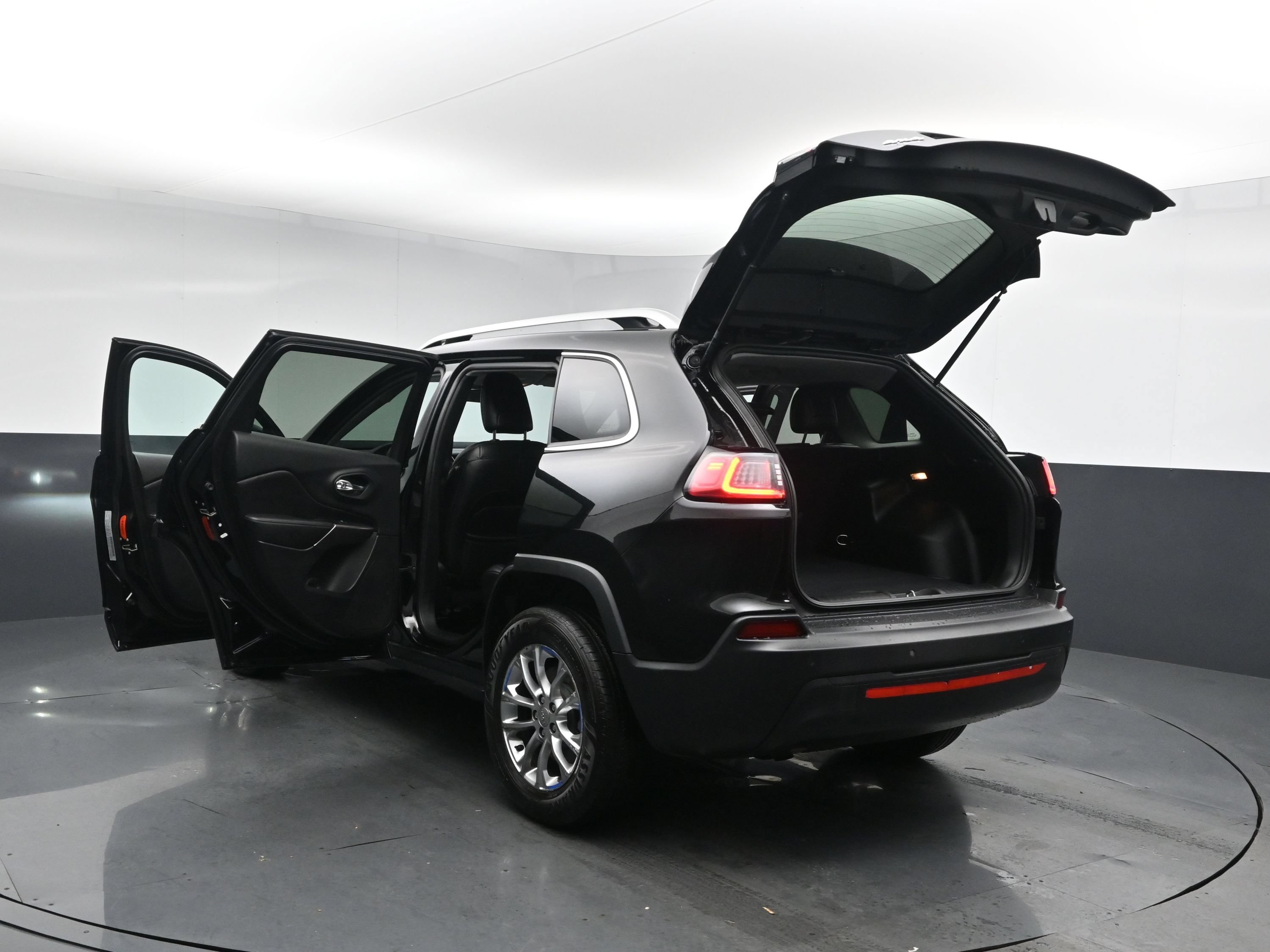 Used 2019 Diamond Black Crystal Pearlcoat Jeep Latitude Plus image 28
