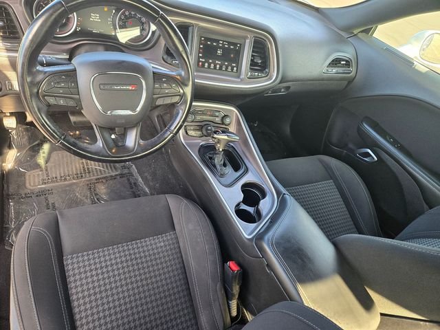 Used 2019 White Dodge SXT image 8
