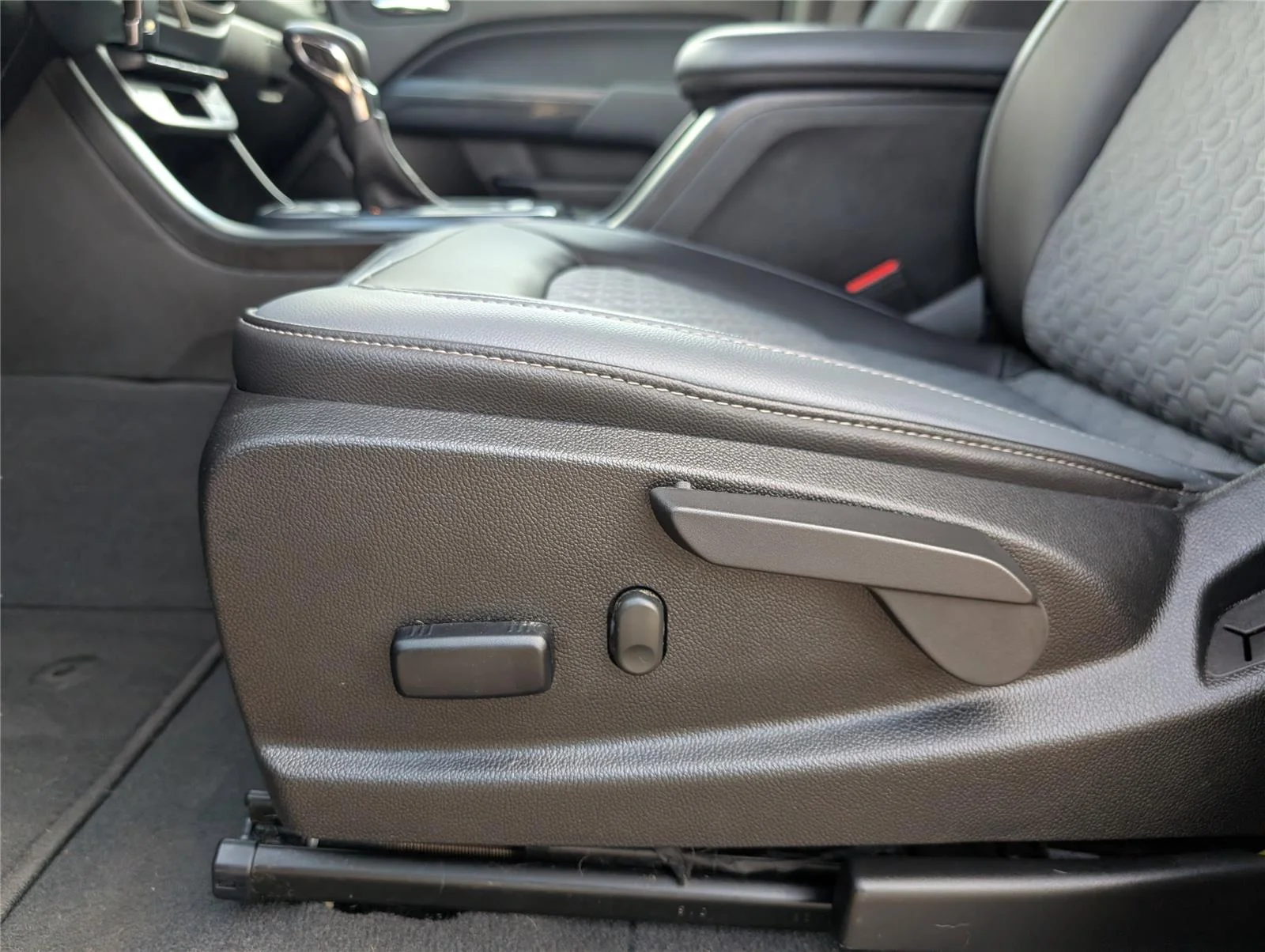 Used 2022 Black Chevrolet Z71 image 12