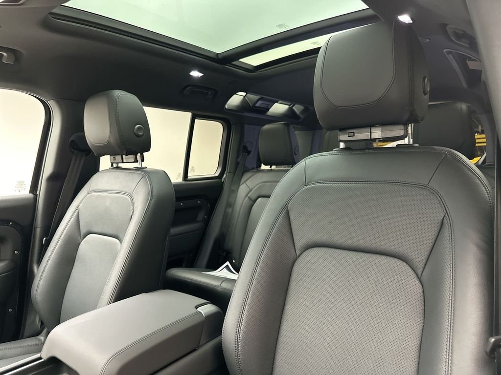 Used 2024 Santorini Black Metallic Land Rover S image 7
