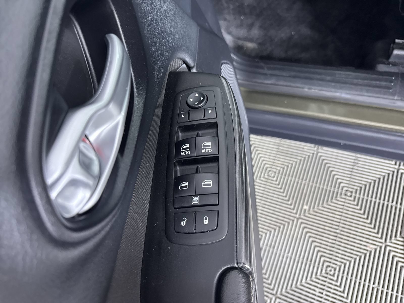 Used 2014 Eco Green Pearlcoat Jeep Latitude image 20