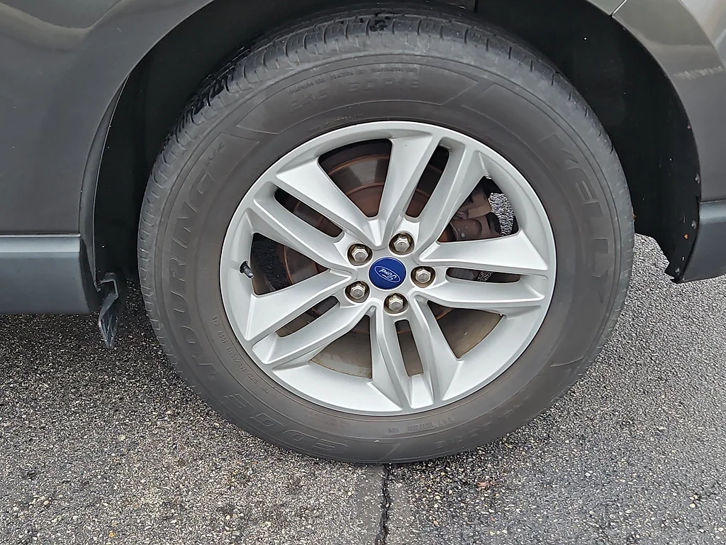 Used 2017 Magnetic Ford SEL image 5