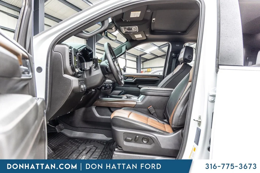 Used 2025 White Chevrolet High Country image 4