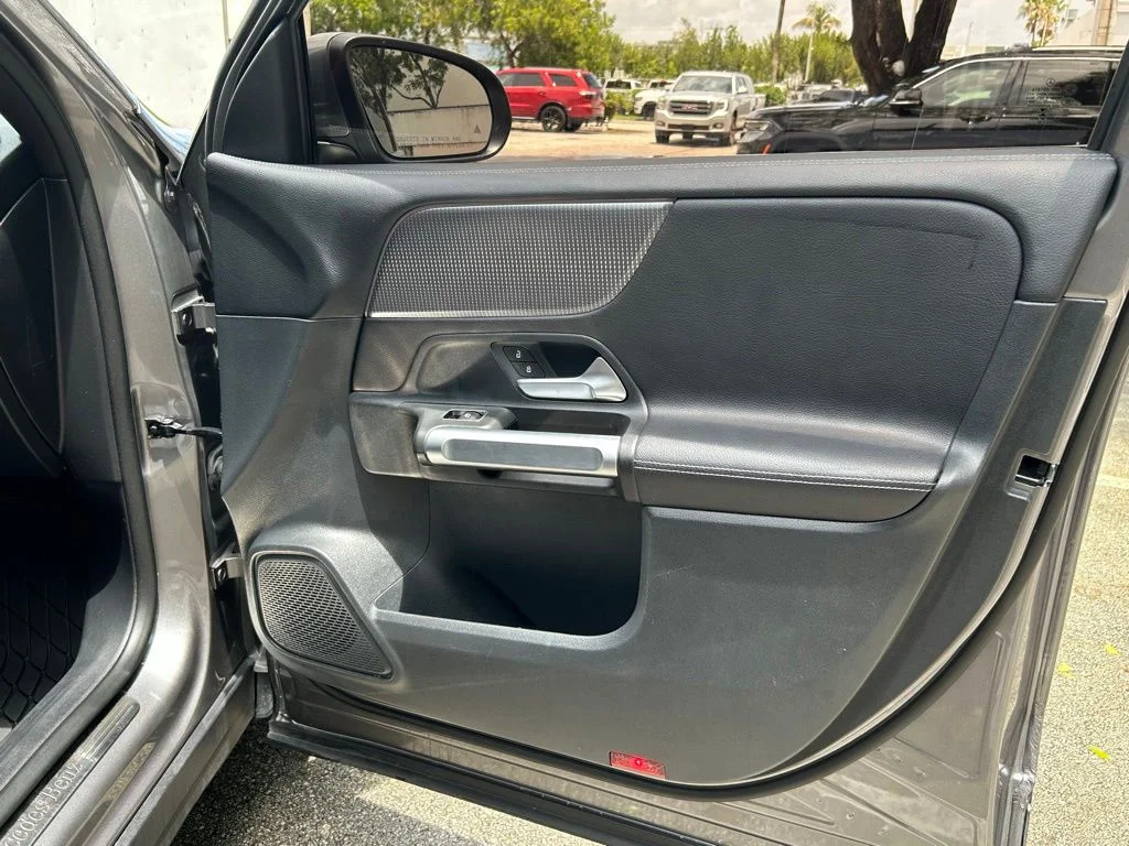 Used 2022  Mercedes-Benz GLB 250 image 28