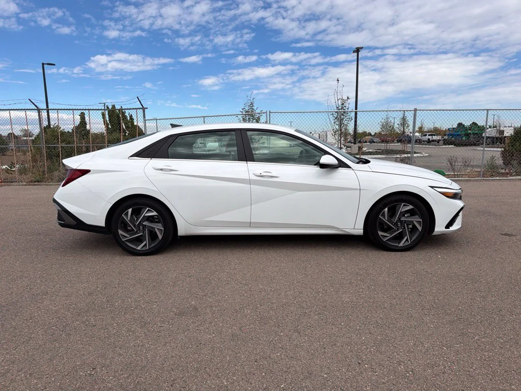 Used 2025 White Hyundai SEL Convenience image 7