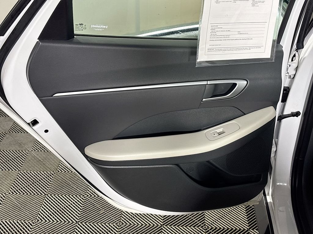Used 2025 White Hyundai SEL image 18