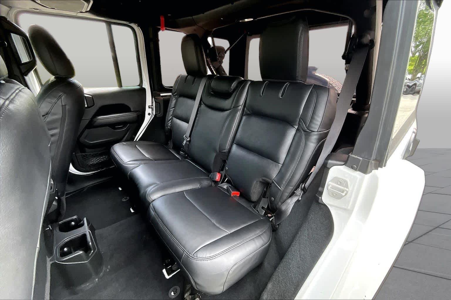 Used 2022 Bright White Clearcoat Jeep Unlimited Sahara image 18