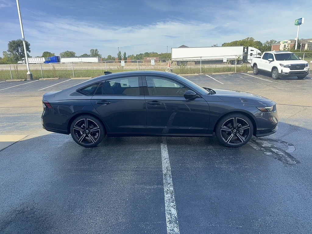New 2026 Meteorite Gray Metallic Honda SE image 4
