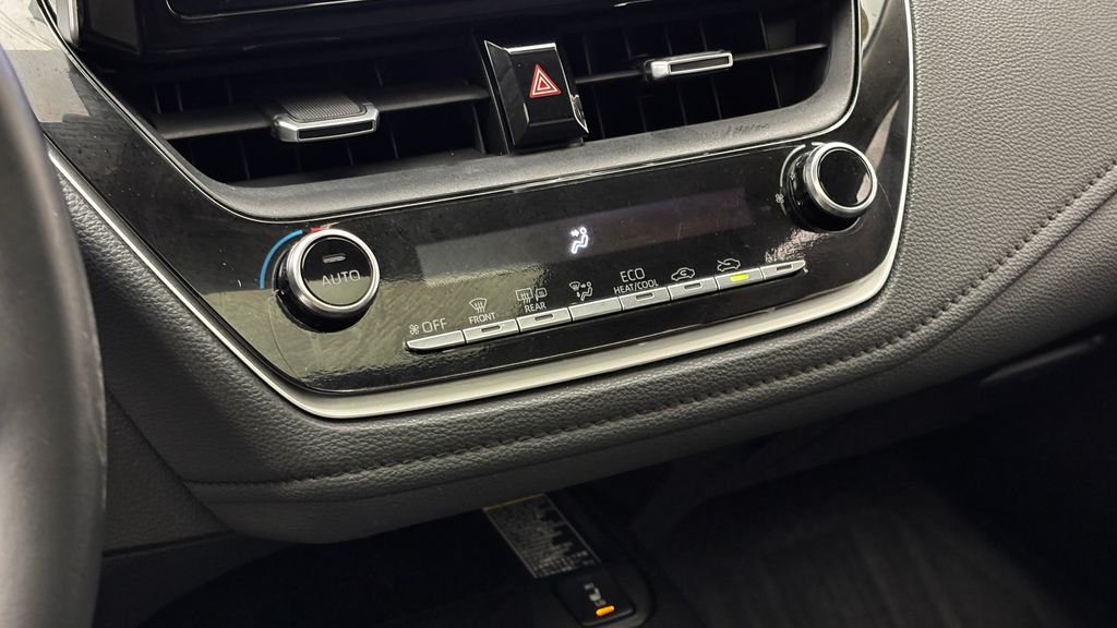 Used 2020 Silver Toyota XLE image 23