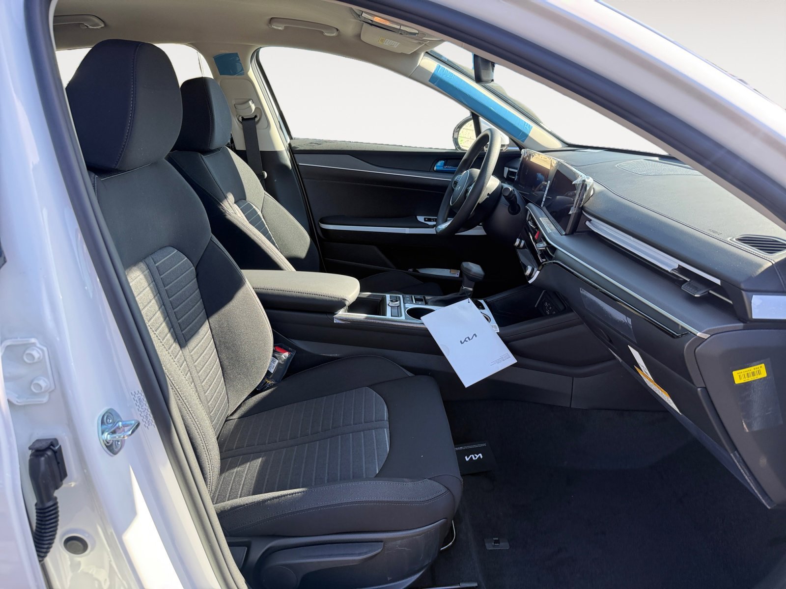 New 2026 Snow White Pearl Kia LXS image 19