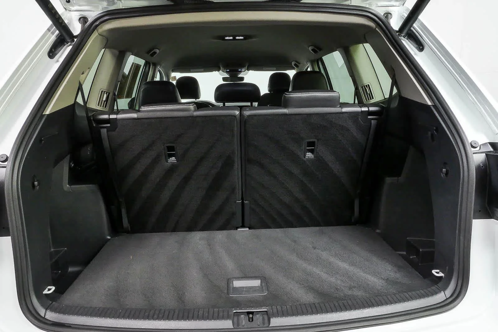 Certified Used 2025  VOLKSWAGEN SE image 29