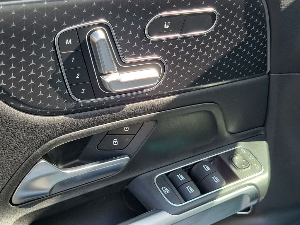 New 2026 Polar White Mercedes-Benz GLB 250 image 19