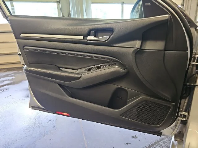 Used 2019 Silver Nissan 2.5 SL image 28