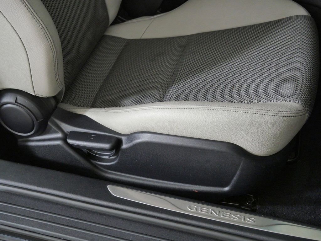 Used 2015 Black Hyundai 3.8 image 21