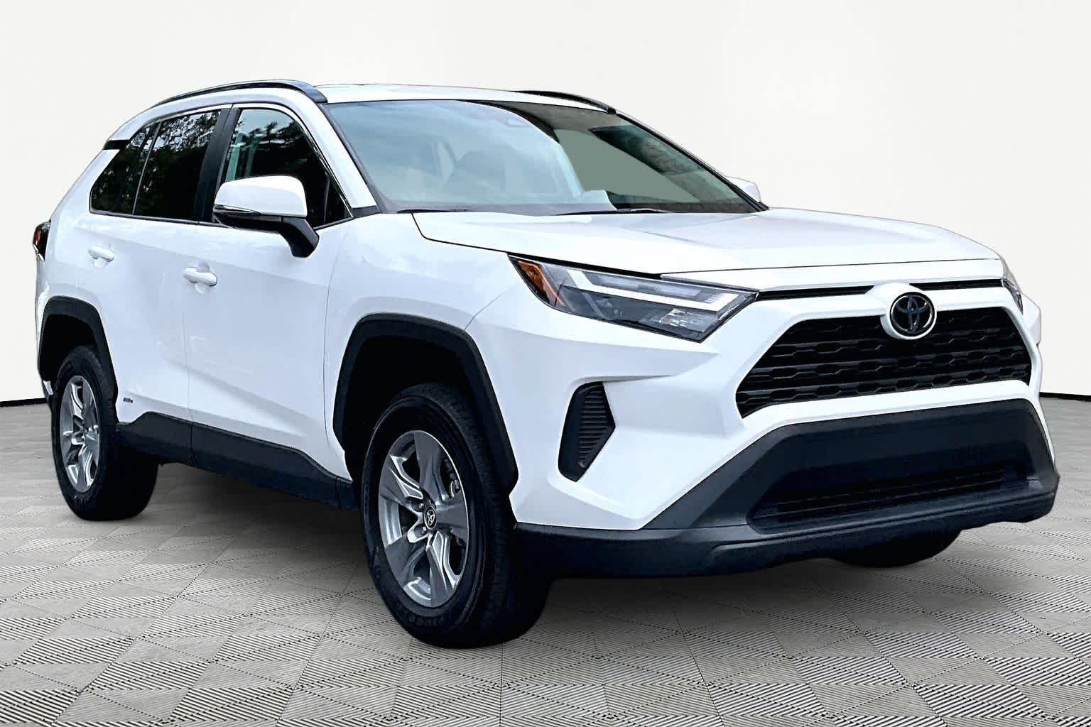 Certified Used 2025 Ice Cap Toyota Hybrid XLE image 3