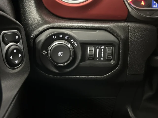 Used 2021 Crystal Metallic Jeep Unlimited Rubicon image 24