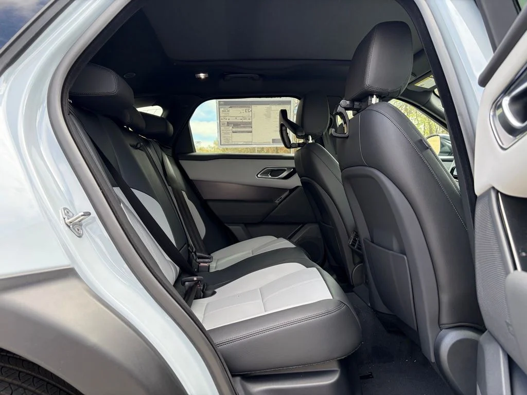 New 2026 Arroios Grey Land Rover Dynamic SE image 17