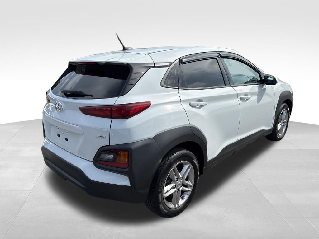 Used 2021 White Hyundai SE image 5
