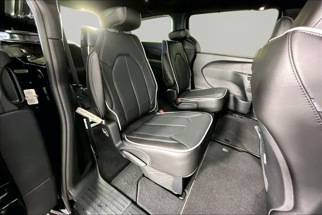 New 2027 Diamond Black Crystal Pearl-Coat Exterior Paint Chrysler Limited image 11