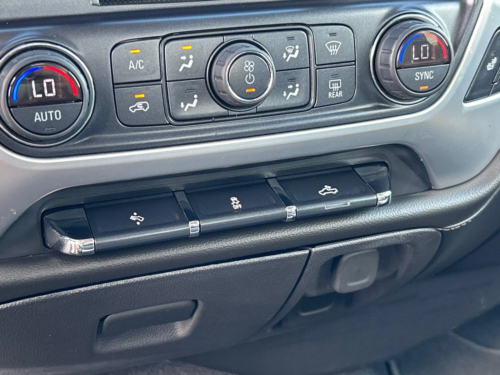 Used 2018 ONYX BLACK GMC SLT image 22