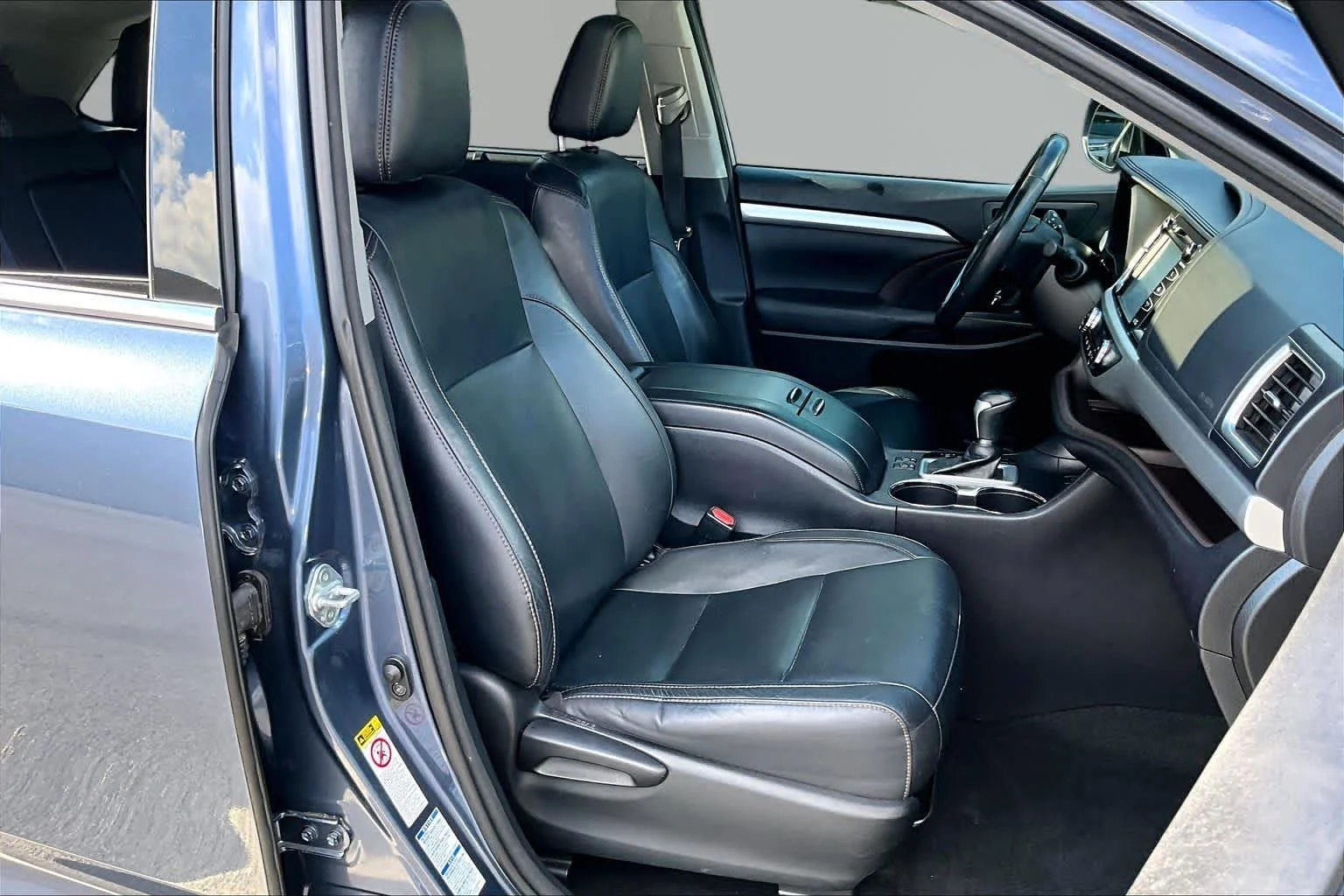 Used 2016 Shoreline Blue Pearl Toyota XLE image 9