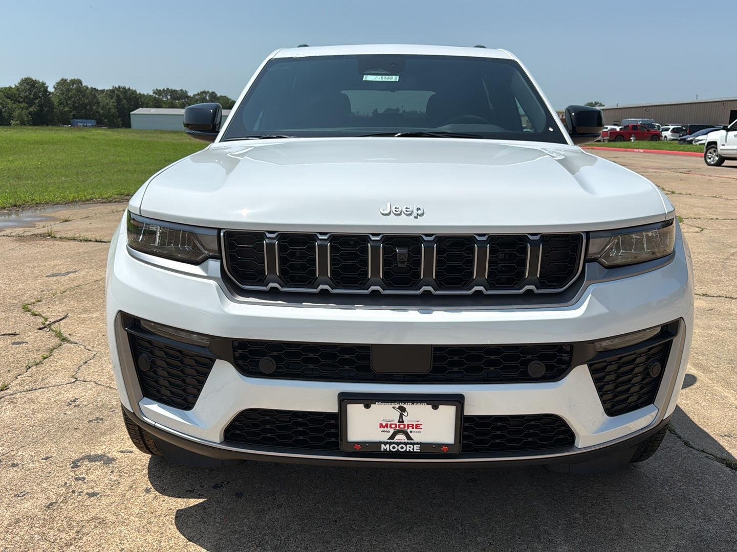 New 2026 Bright White Clear-Coat Exterior Paint Jeep Limited image 2