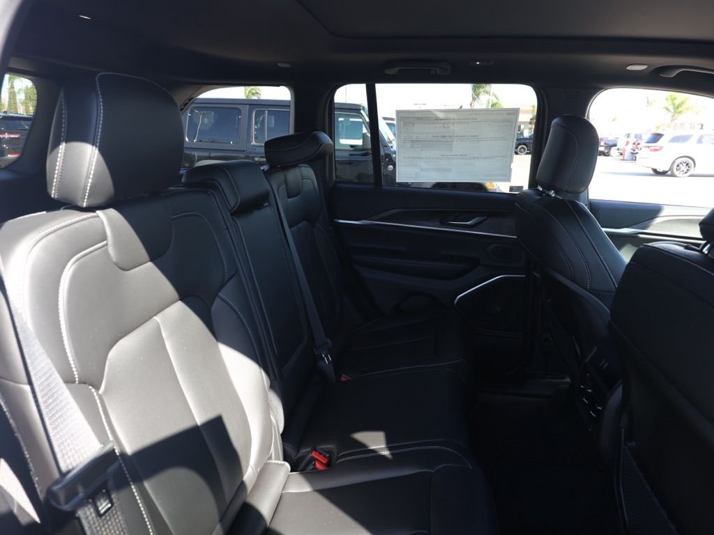 New 2026 Bright White Clear-Coat Exterior Paint Jeep Limited image 17