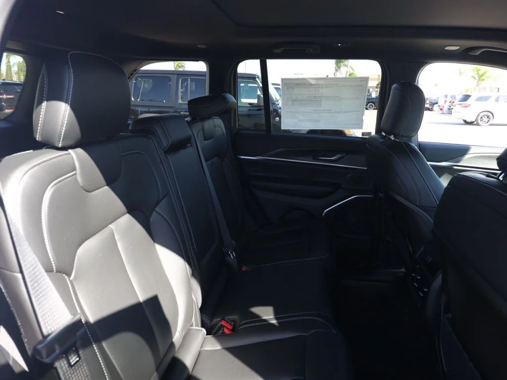New 2026 Bright White Clear-Coat Exterior Paint Jeep Limited image 17